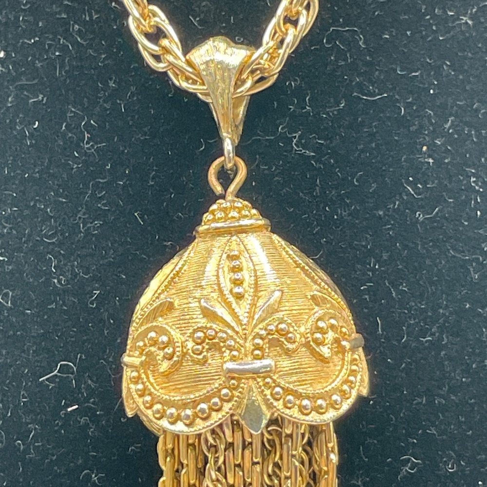 Vintage Gold Tone Fleur de Lis Tassel Pendant Necklace - Picture 5 of 11